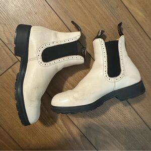 Blundstone Off-White and Black Ankle Boots